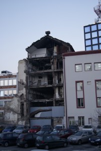 La radio télévision serbe (RTS) a été reconstruire, juste à côté du bâtiment initialement bombardé.