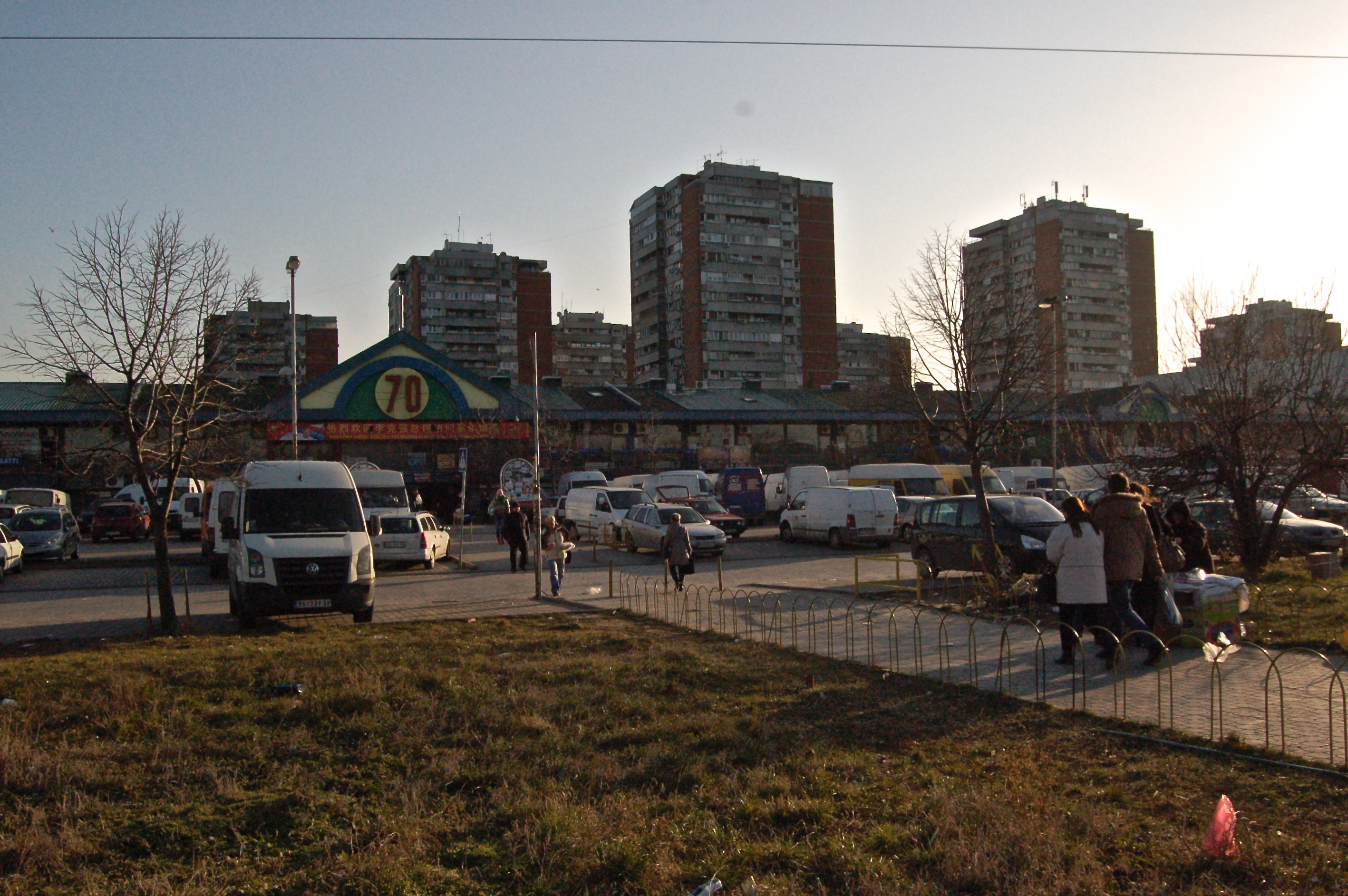 Le marché est situé à l'entrée du "bloc" résidentiel du même nom. 