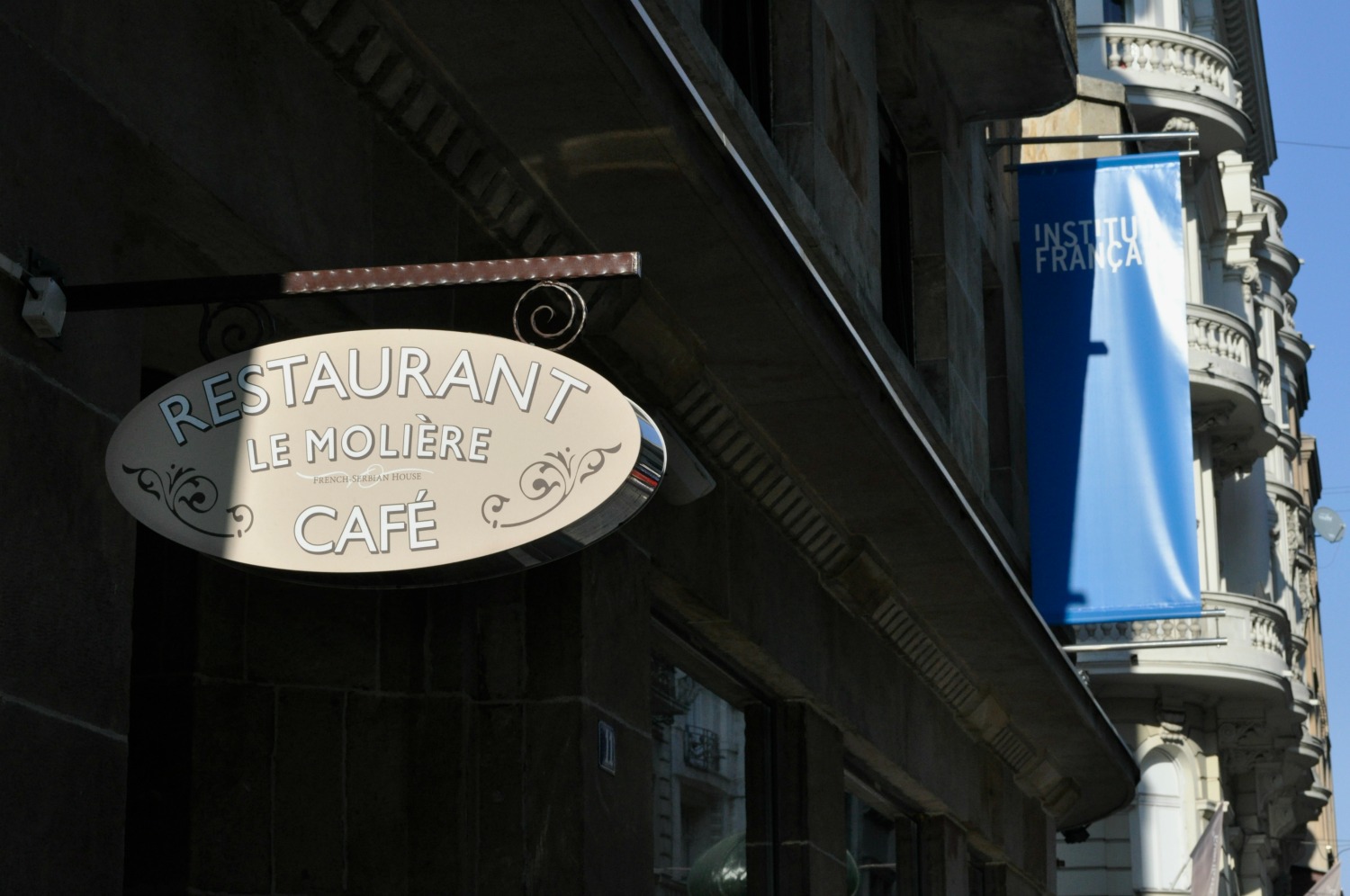 L’institut de français en plein centre de Belgrade côtoie un restaurant français. Dans n’importe quel café de la ville,  chansons de Stromae, Zaz ou Indila résonnent dans les salles. 