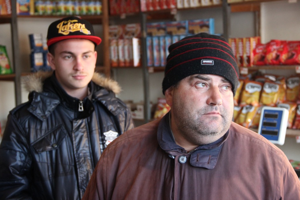 A Dobrosin, à la frontière avec le Kosovo, les hommes passent leur temps dans une épicerie aux rayons peu fournis