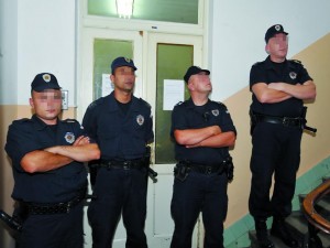 Les policiers devant le siège du journal Kurir, en 2008, à la suite d'une perquisition du journal.
