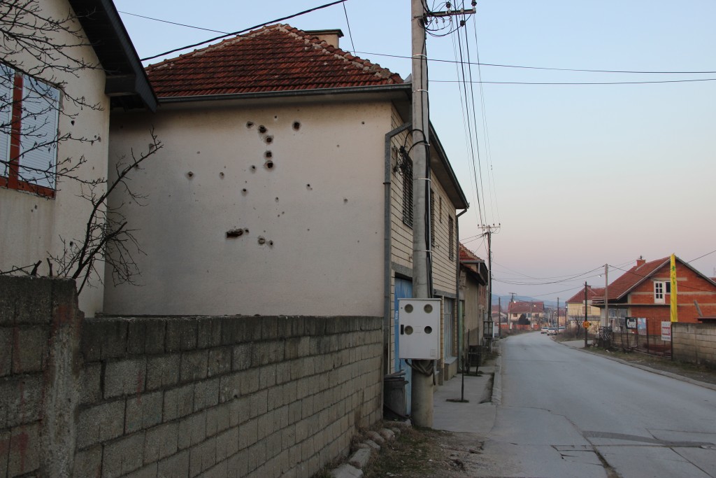 Une maison dans le village de Rahovica porte encore les traces de la guerre 