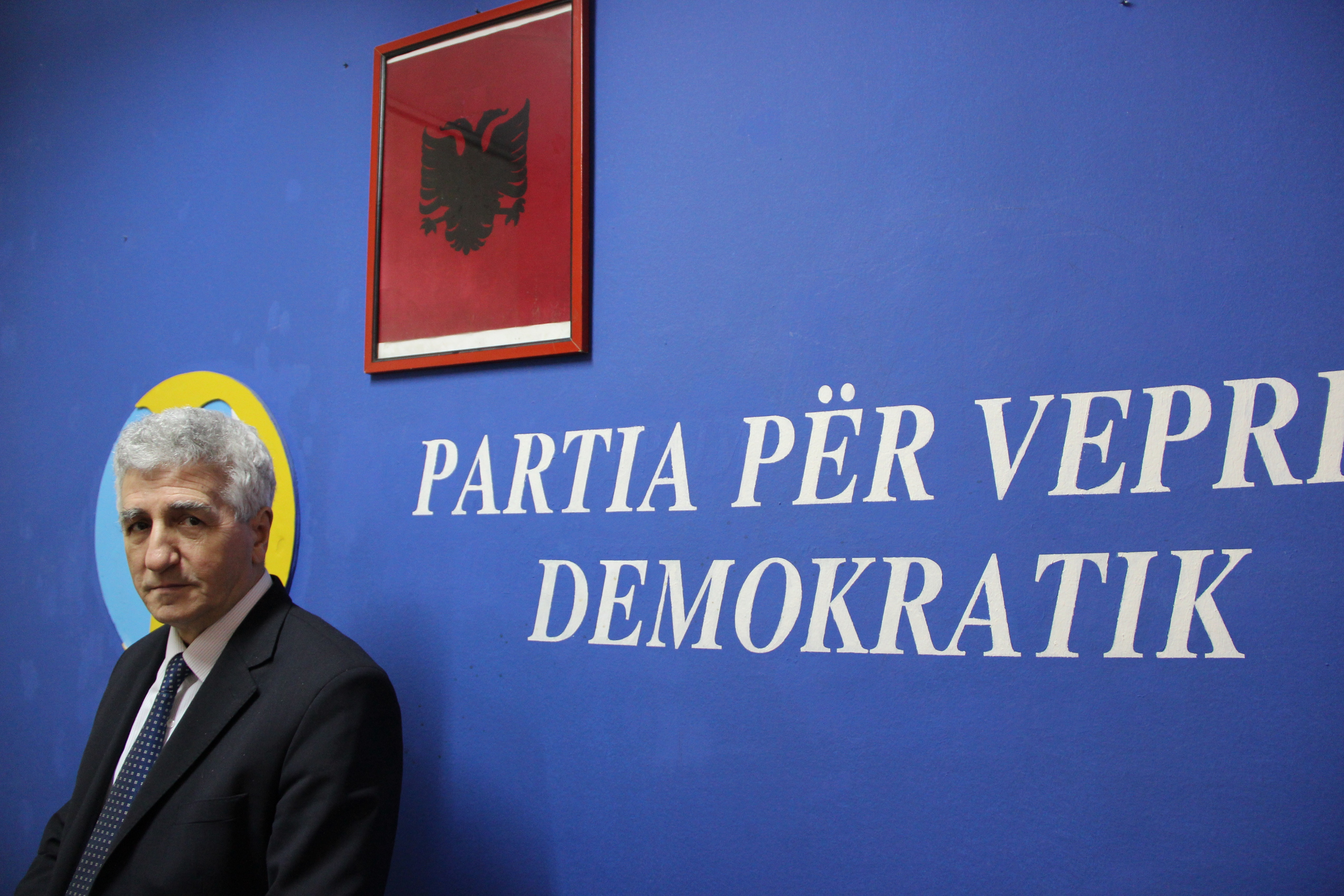 Riza Halimi est député du Parti d'action démocratique (PVD). Il est l'un des deux élus albanais du parlement serbe.